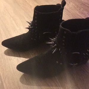 Spiked Chelsea boots